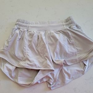 Lululemon White Hotty Hot Low-Rise Short 2.5” Size 2